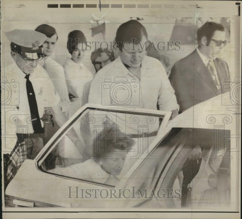 1971 Press Photo Rose Kennedy Son Ted Senator Hospital - RRV16475 - Historic Images