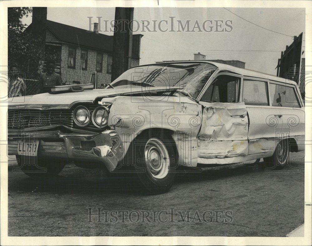 1966 Press Photo Collision Auto Bus Root Wentworth - RRV57333 - Historic Images