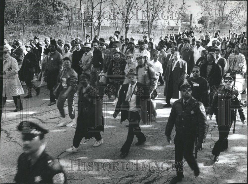1989 Press Photo Demonstrators police escort protest - RRV59563 - Historic Images