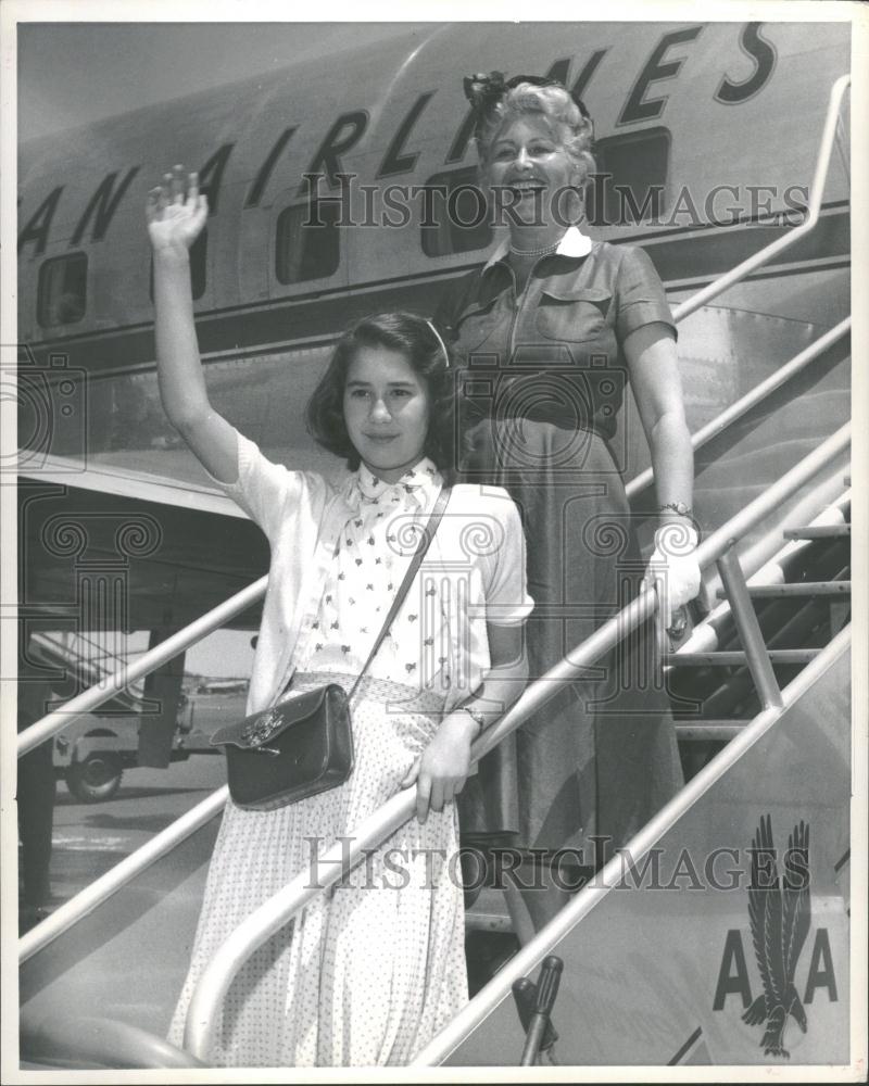 Press Photo Graham Sheilah Laughter Wendy flight come - RRV31979 - Historic Images