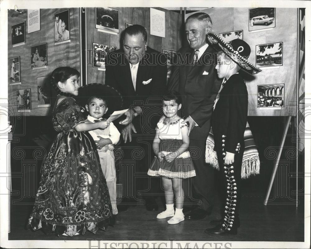 1961 Press Photo Mexican Health Fair Mayor Daley - RRV39635 - Historic Images