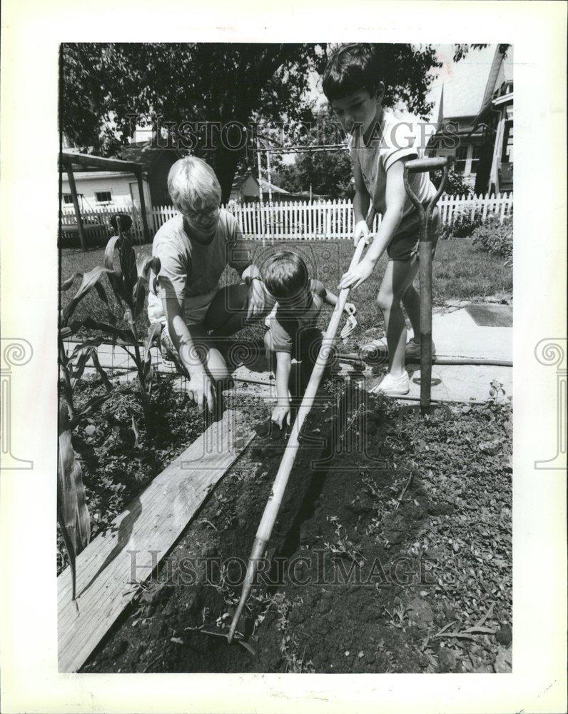 1985 Press Photo Gardening - RRV70435 - Historic Images