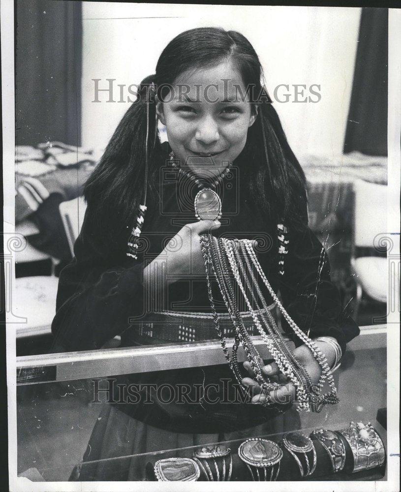 1976 Press Photo Shelley Begay Navajo Indian Necklaces - RRV70657 - Historic Images