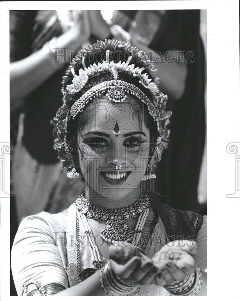 1994 Press Photo India Face Dress Indian Goddess Mich - RRV61747 - Historic Images