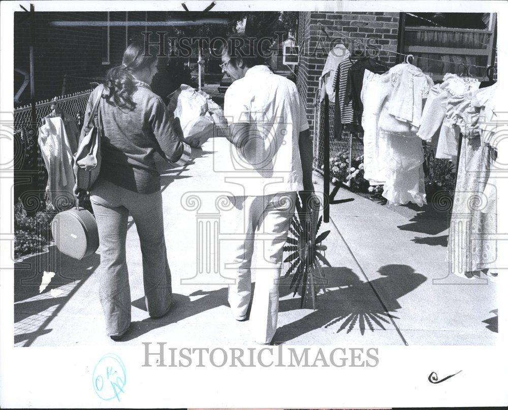 1977 Press Photo Garage Sales Shoppers Detroit Michigan - RRV71263 - Historic Images