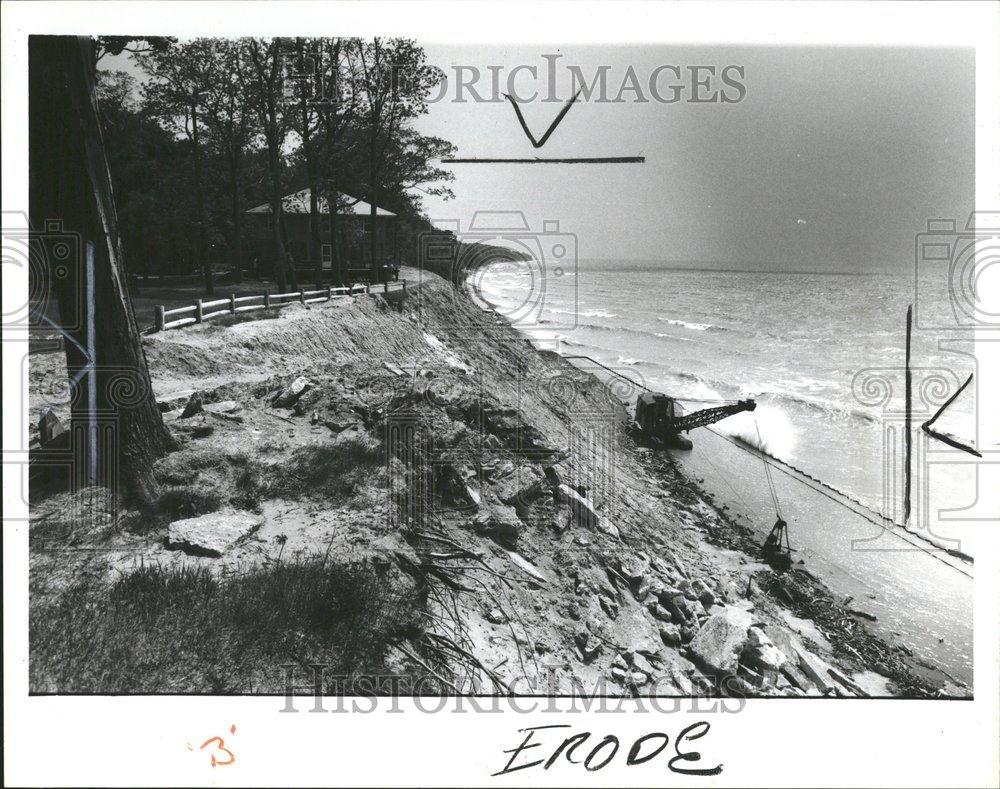 1985 Press Photo Lake Michigan/Beach Erosion/Crane - RRV51869 - Historic Images
