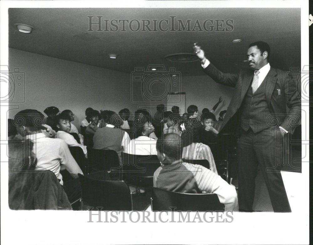 1985 Press Photo Lt. Nathanial Topp Crime Prevention - RRV51763 - Historic Images