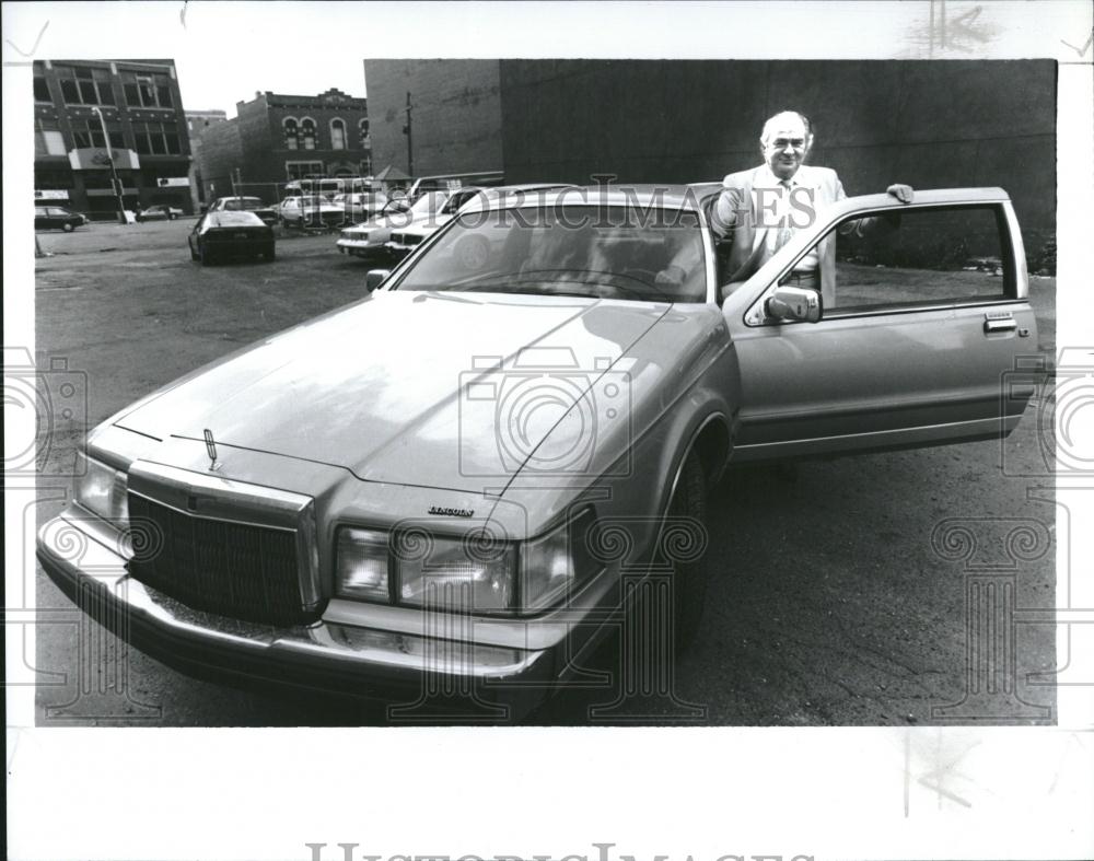 1990 Press Photo Business Exec With Lincoln Continental - RRV03311 - Historic Images