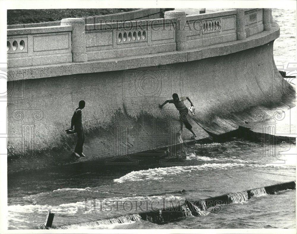 1980 Press Photo Lake Michigan Youth Dangerous Waves - RRV67565 - Historic Images