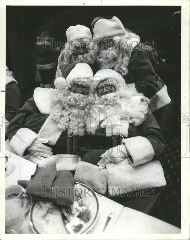 1981 Press Photo Santa Claus Therese Urbanus Susan Liz - RRV61425 - Historic Images