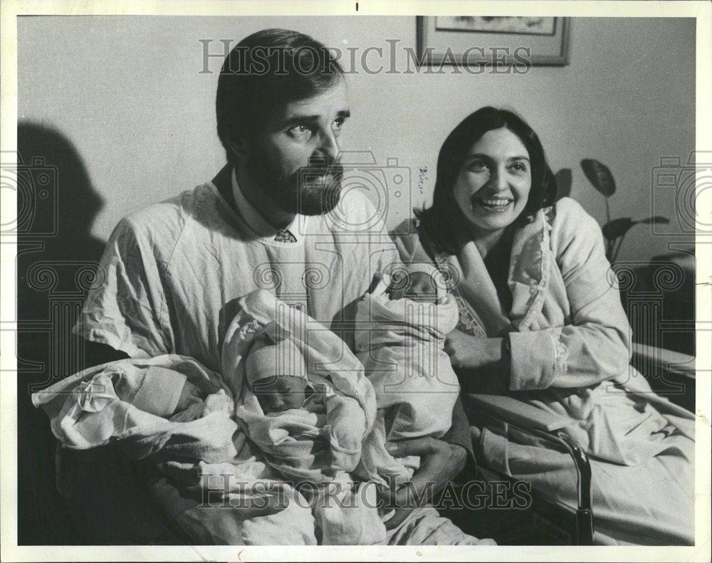 Press Photo Couple With Triplets Chicago Yafcheak - RRV44307 - Historic Images