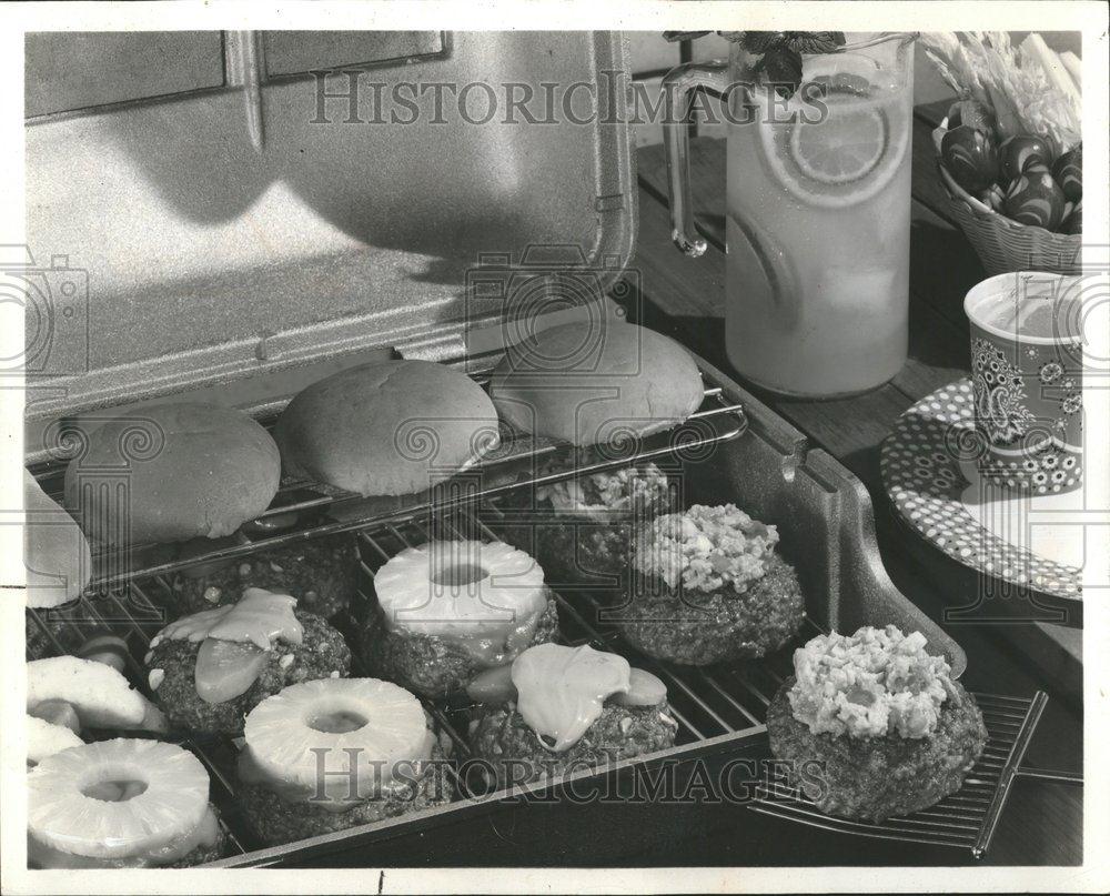 1968 Press Photo Hamburgers Bonanza Course Zesty Cook - RRV42959 - Historic Images