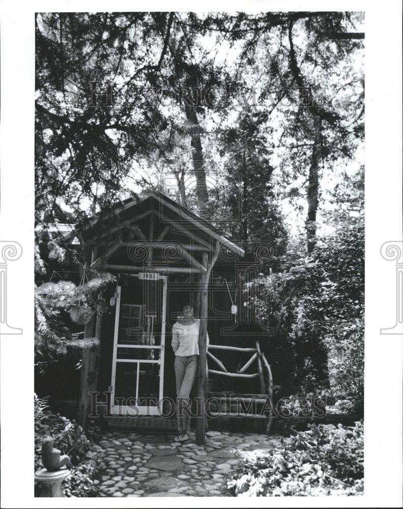 1994 Press Photo Gineen Aldinger Front Log Cabin - RRV70479 - Historic Images