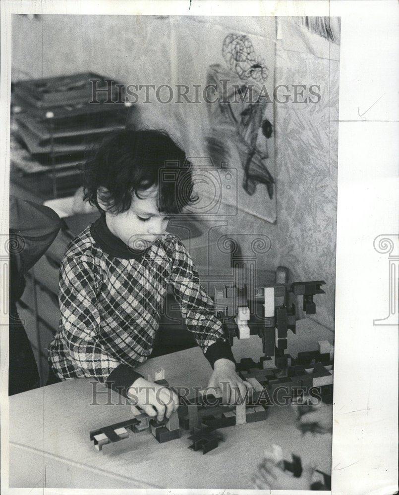 1975 Press Photo DePaul Center Child Playing Blocks - RRV56753 - Historic Images