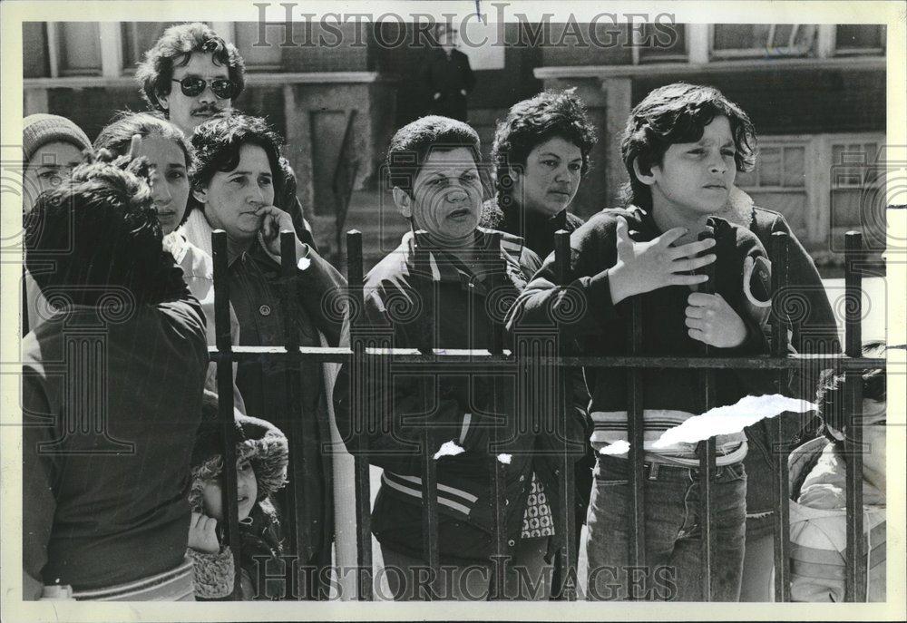 1981 Press Photo People looking fence auto accident - RRV01119 - Historic Images