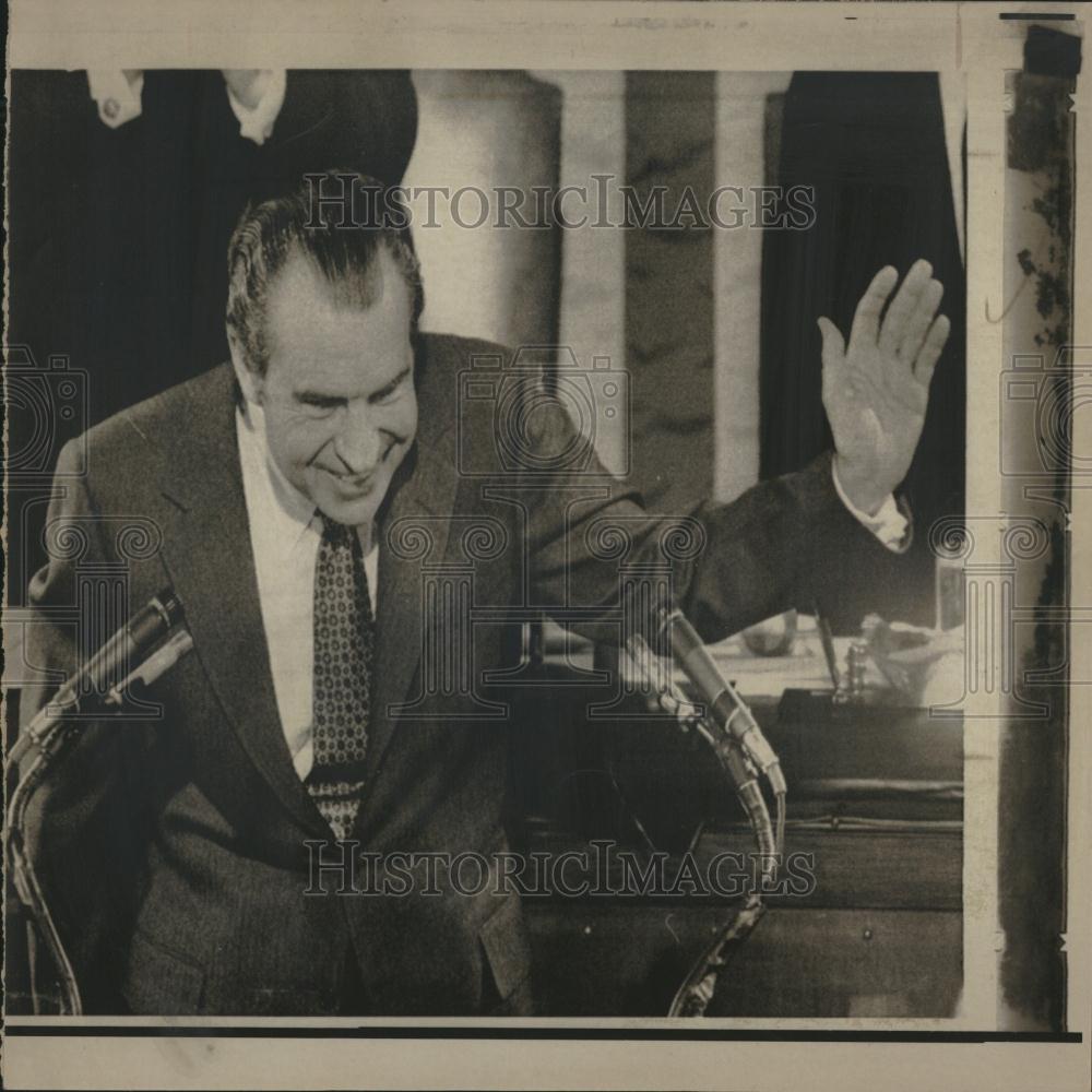 1972 Press Photo President Nixon Waves To Audience - RRV26689 - Historic Images