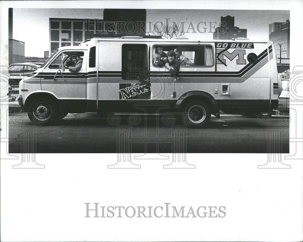 1977 Press Photo Detroit News Reporter Charley Manos - RRV46295 - Historic Images