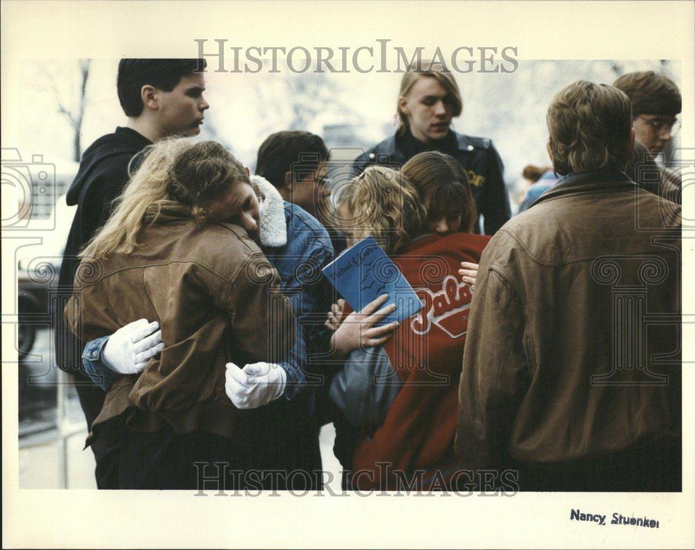 1993 Press Photo Funeral Service Castro Mourner Console - RRV43823 - Historic Images