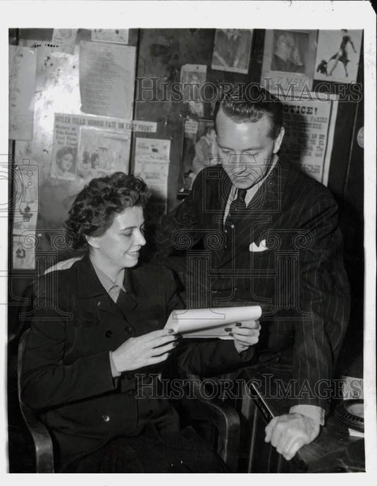 1945 Press Photo Actor Paul Henreid & wife Lisl become US citizens in CA