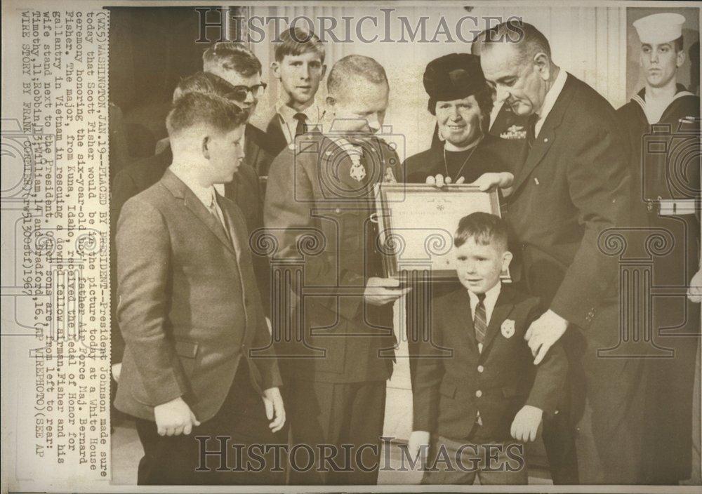 1967 Press Photo President Johnson Scott Fisher - RRV48479 - Historic Images