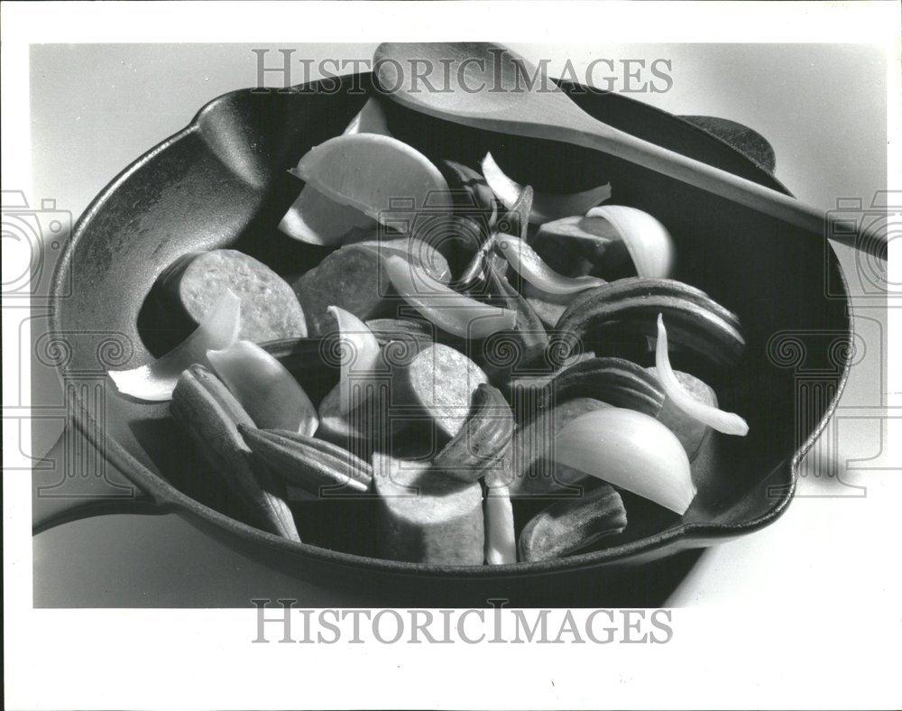 1992 Press Photo Kielbasa Onions Okra Stew Food fruit - RRV42943 - Historic Images