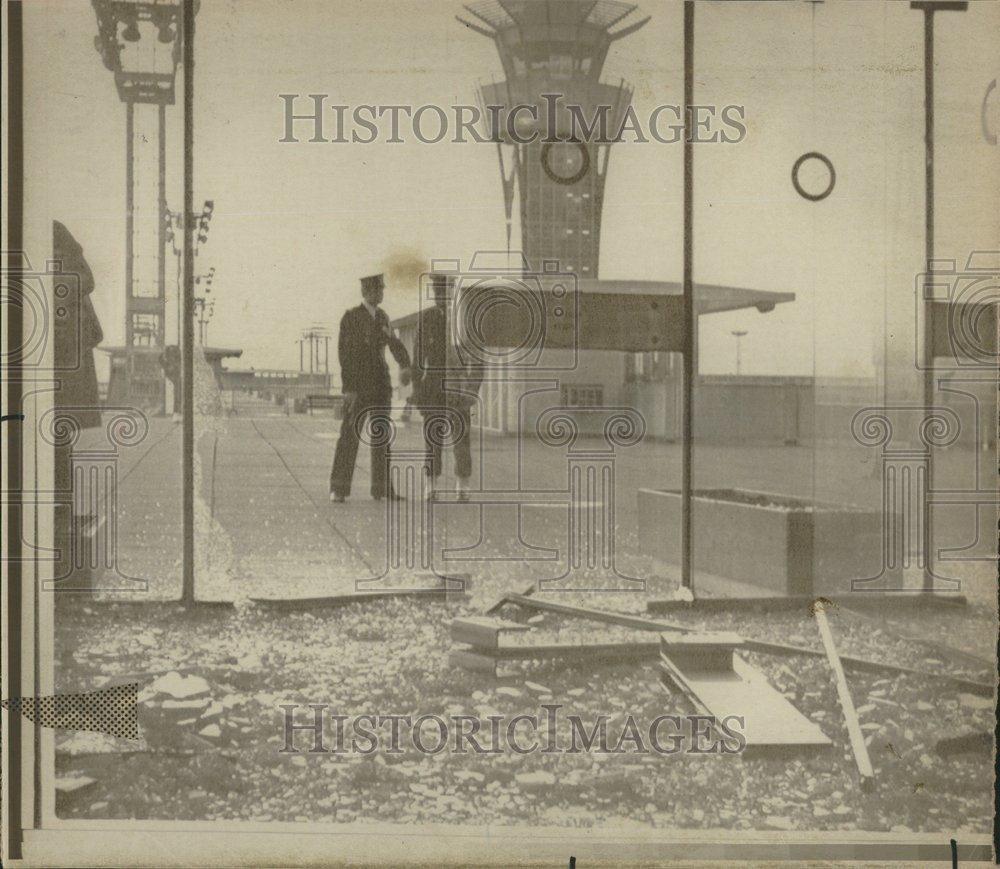 1975 Press Photo Arab Terrorist Attack Orly Airport - RRV41051 - Historic Images