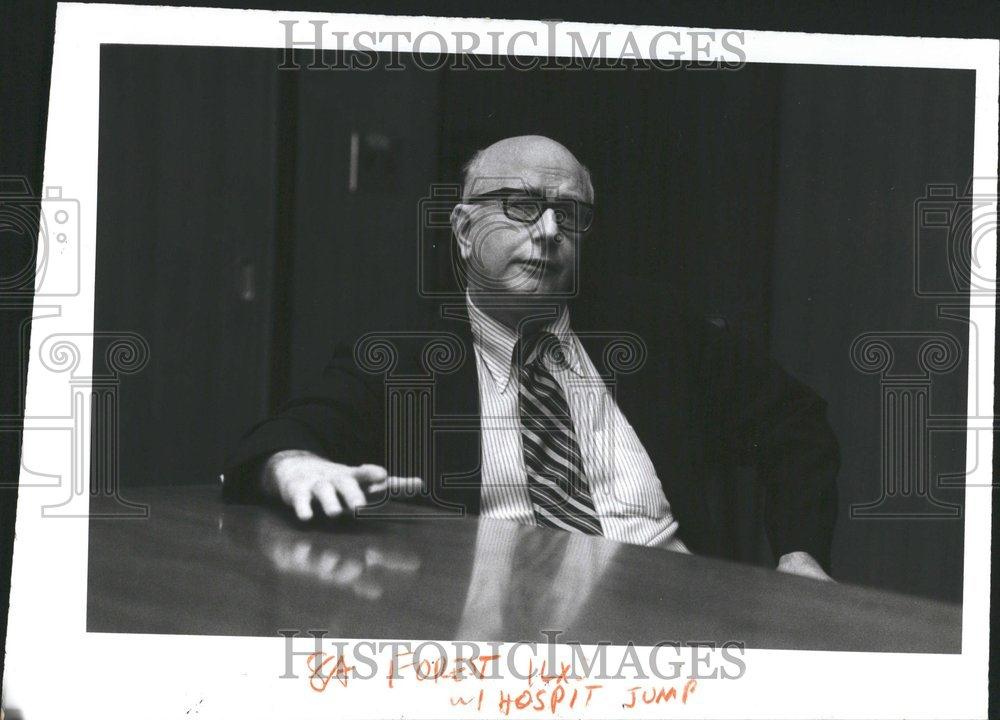 1983 Press Photo Leonard Forester Hospital Admin. - RRV71607 - Historic Images