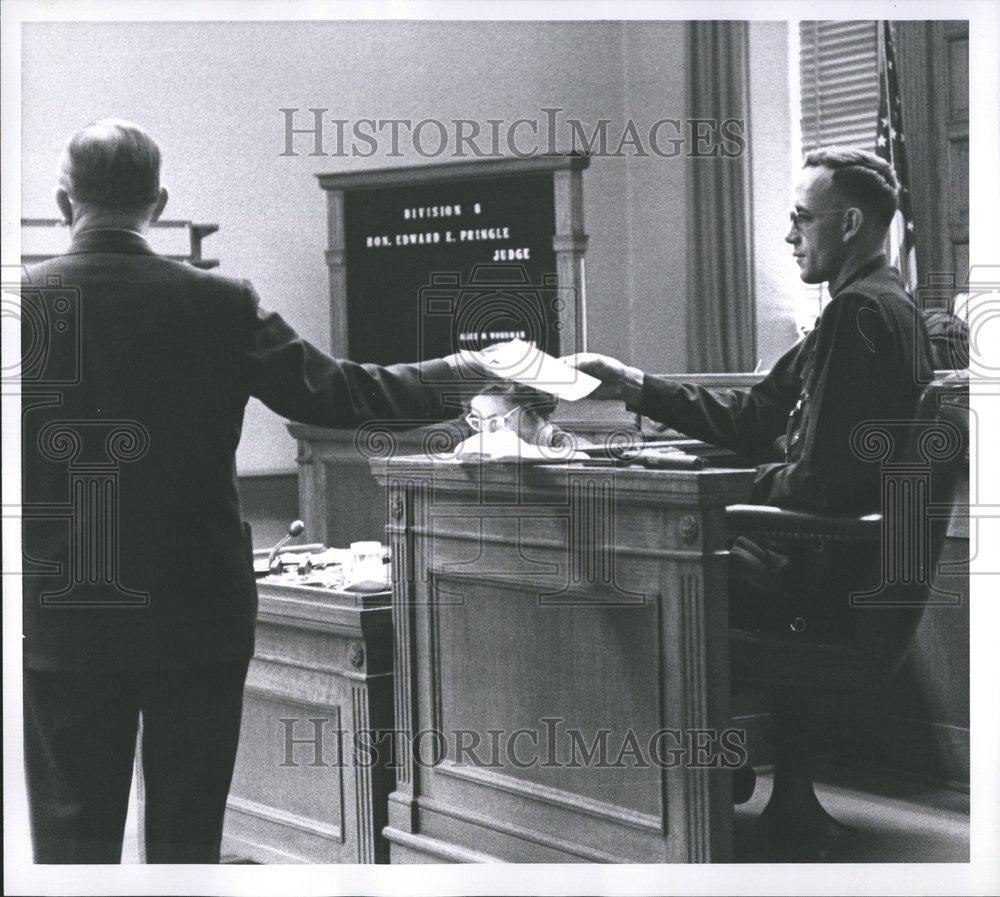 1957 Press Photo Attn questions an officer in courtroom - RRV50741 - Historic Images