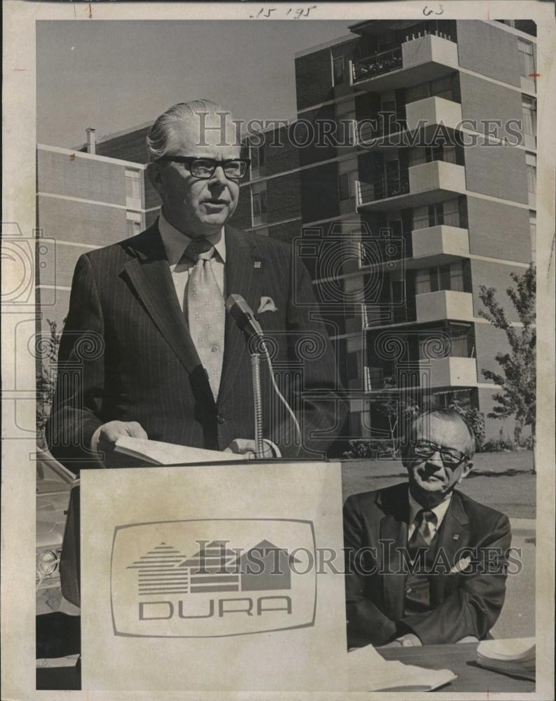 1971 Press Photo Mayor McNichols Accepting Check - RRV13959 - Historic Images