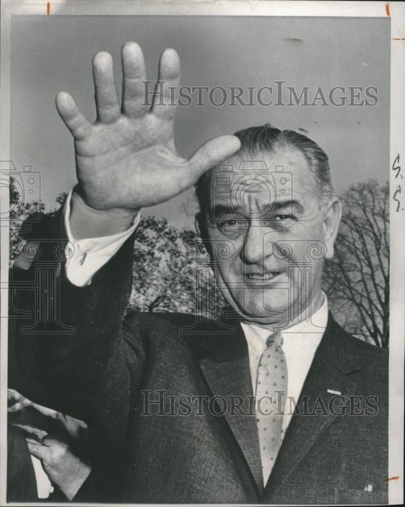 1964 Press Photo President Lyndon Johnson Waves Goodbye - RRV15541 - Historic Images