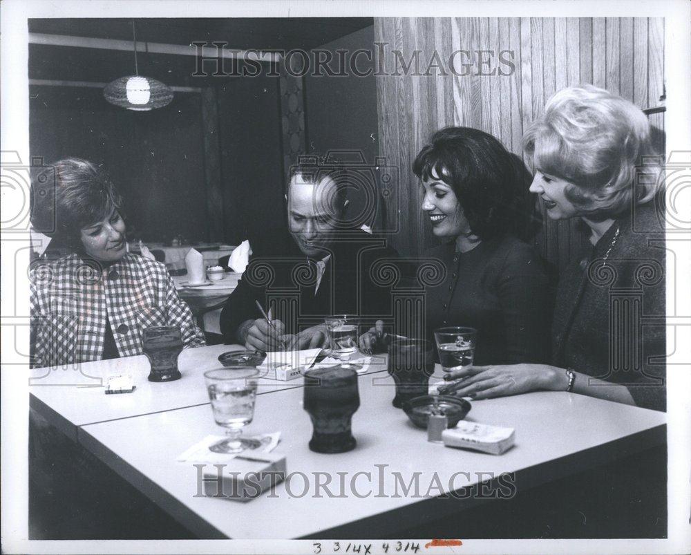 1963 Press Photo Arlen Meyerson Detroit Restaurant - RRV57193 - Historic Images