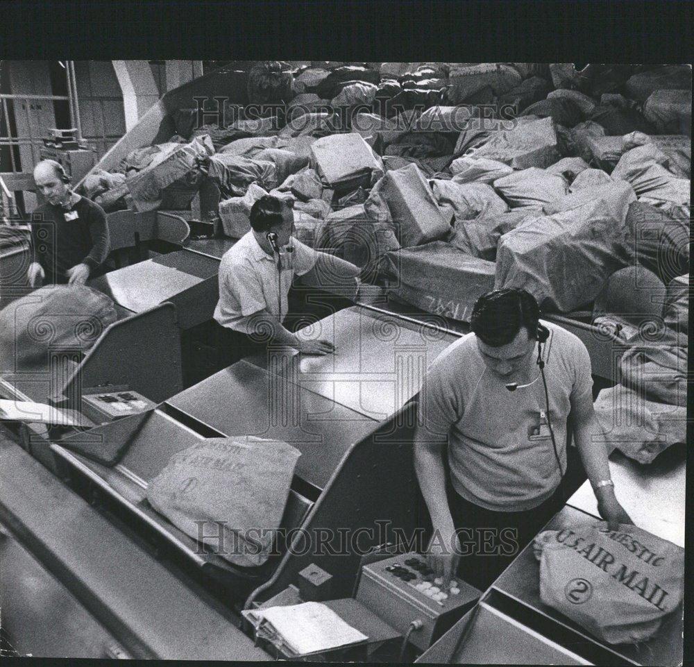 1967 Press Photo Clerks Tally Weight Mail Bags O&#39;Hare - RRV44749 - Historic Images