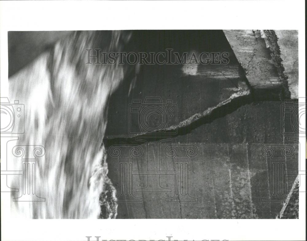 1985 Press Photo Flooding Winns Dam Near Overflow - RRV36321 - Historic Images