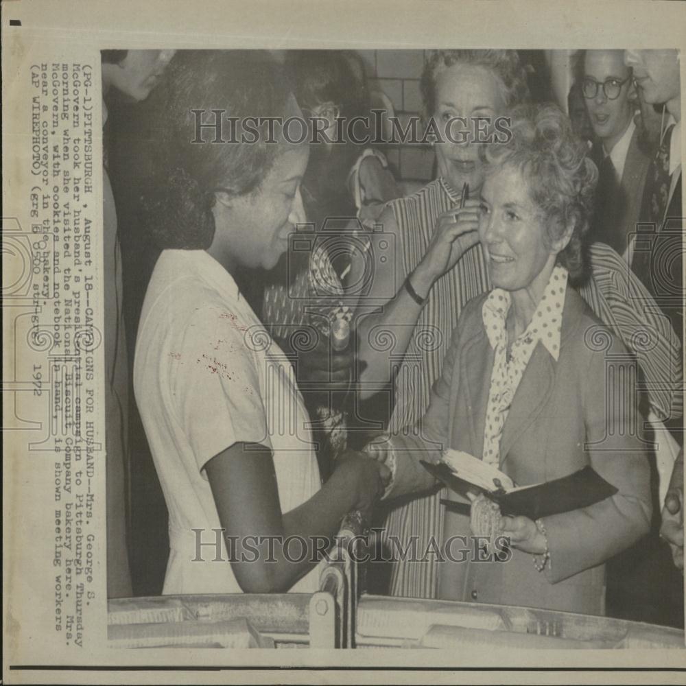 1972 Press Photo Mrs McGovern campaigning at bakery - RRV28169 - Historic Images