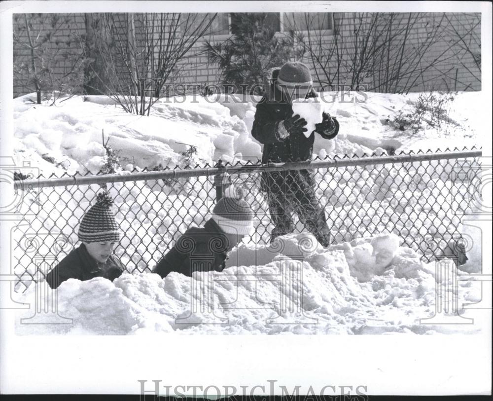 1977 Press Photo Mat Hairabedian Stern Peter Perrin - RRV01657 - Historic Images