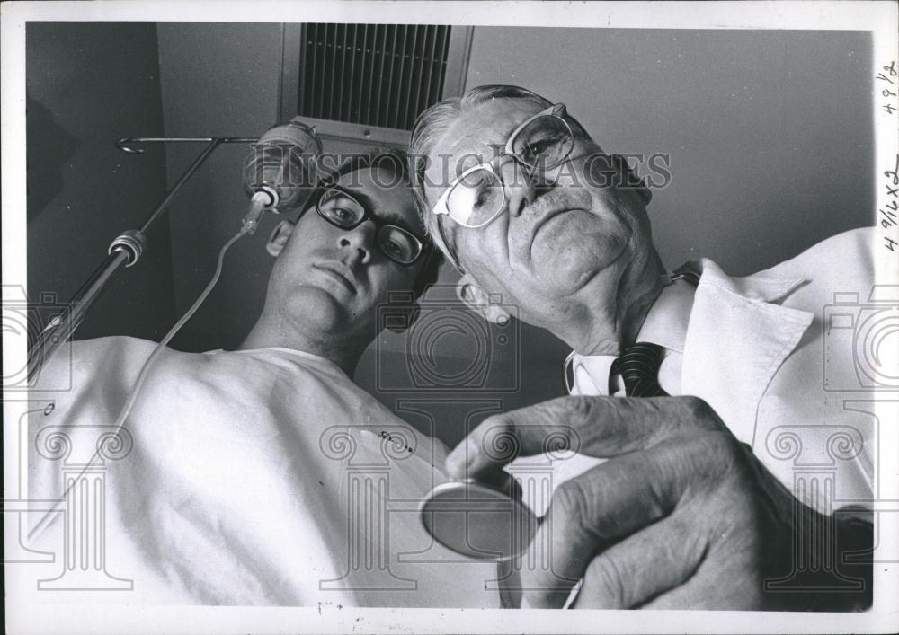 1968 Press Photo Resident Doctor Joseph Henke Wright - RRV02215 - Historic Images