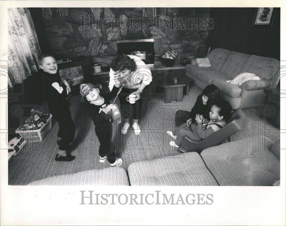 1990 Press Photo Joann Schmidt Adopted Foster Children - RRV43057 - Historic Images