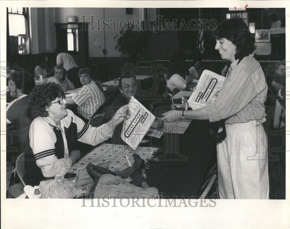 1986 Press Photo Bingo Bugle Sally Pigman Church St R C - RRV43293 - Historic Images