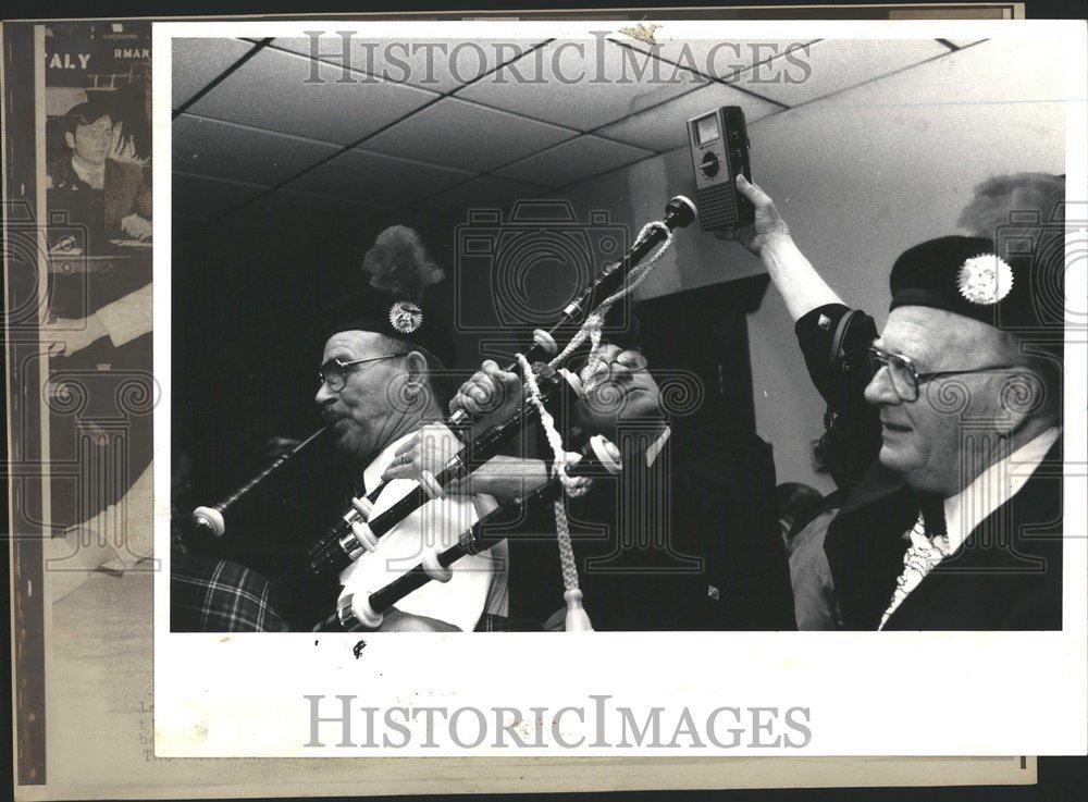 1971 Press Photo Musical instrument man multimeter - RRV66331 - Historic Images