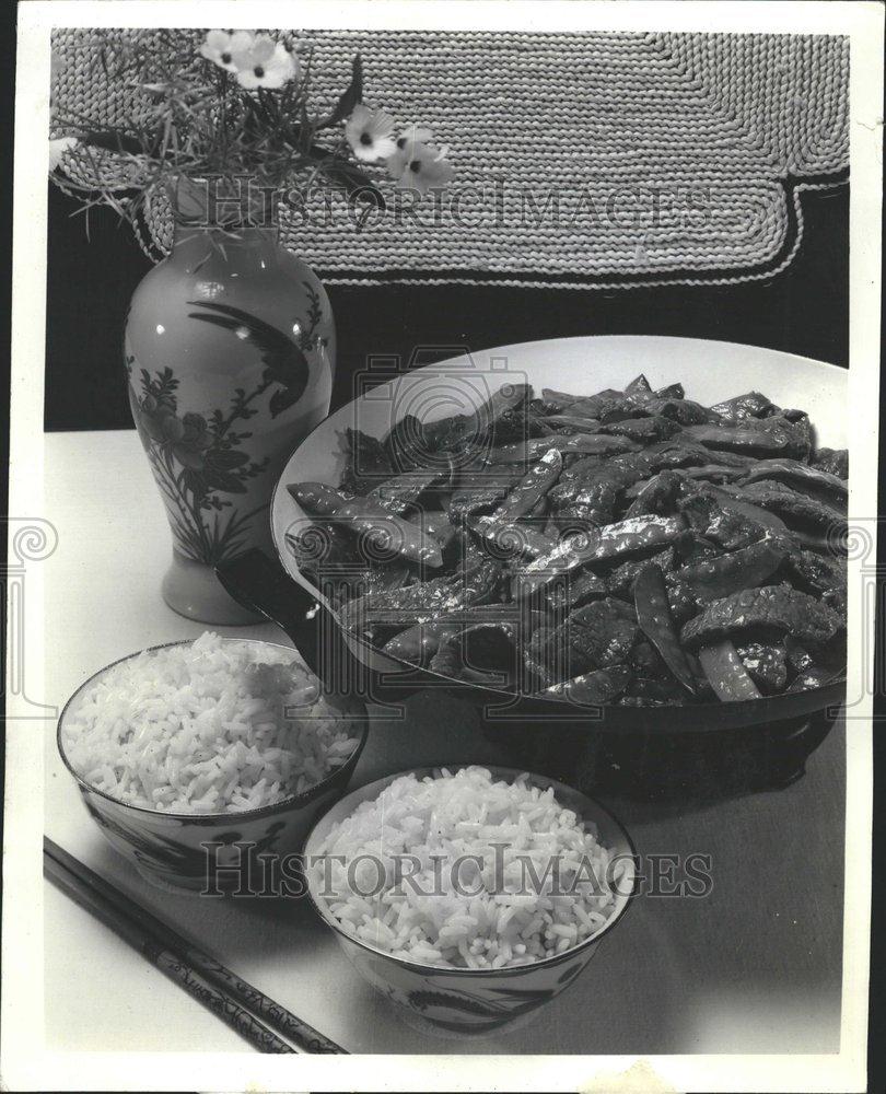 1979 Press Photo Stir fried beef pea pods cook Chinese - RRV60137 - Historic Images