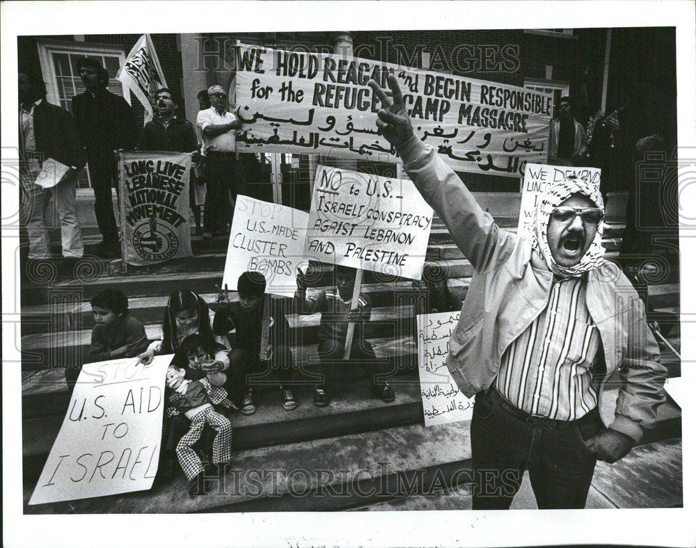 1982 Press Photo Arabs march protest masacre Buirt Mich - RRV74447 - Historic Images