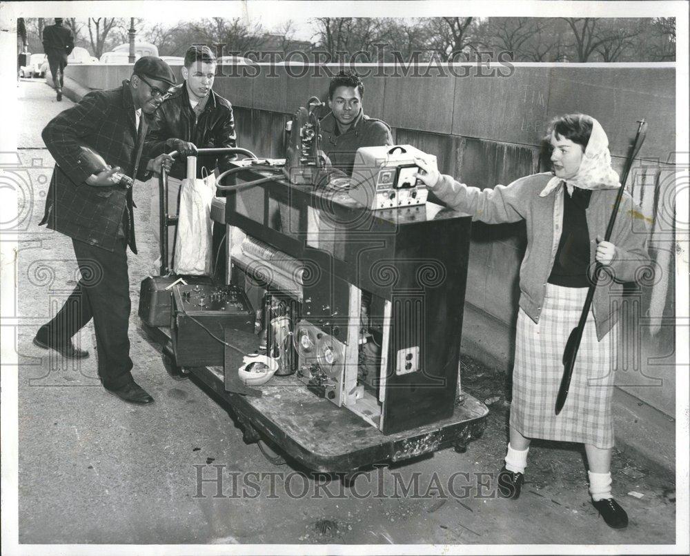 1958 Press Photo Sue Fancher Henry Blakeley Larry Peter - RRV59397 - Historic Images