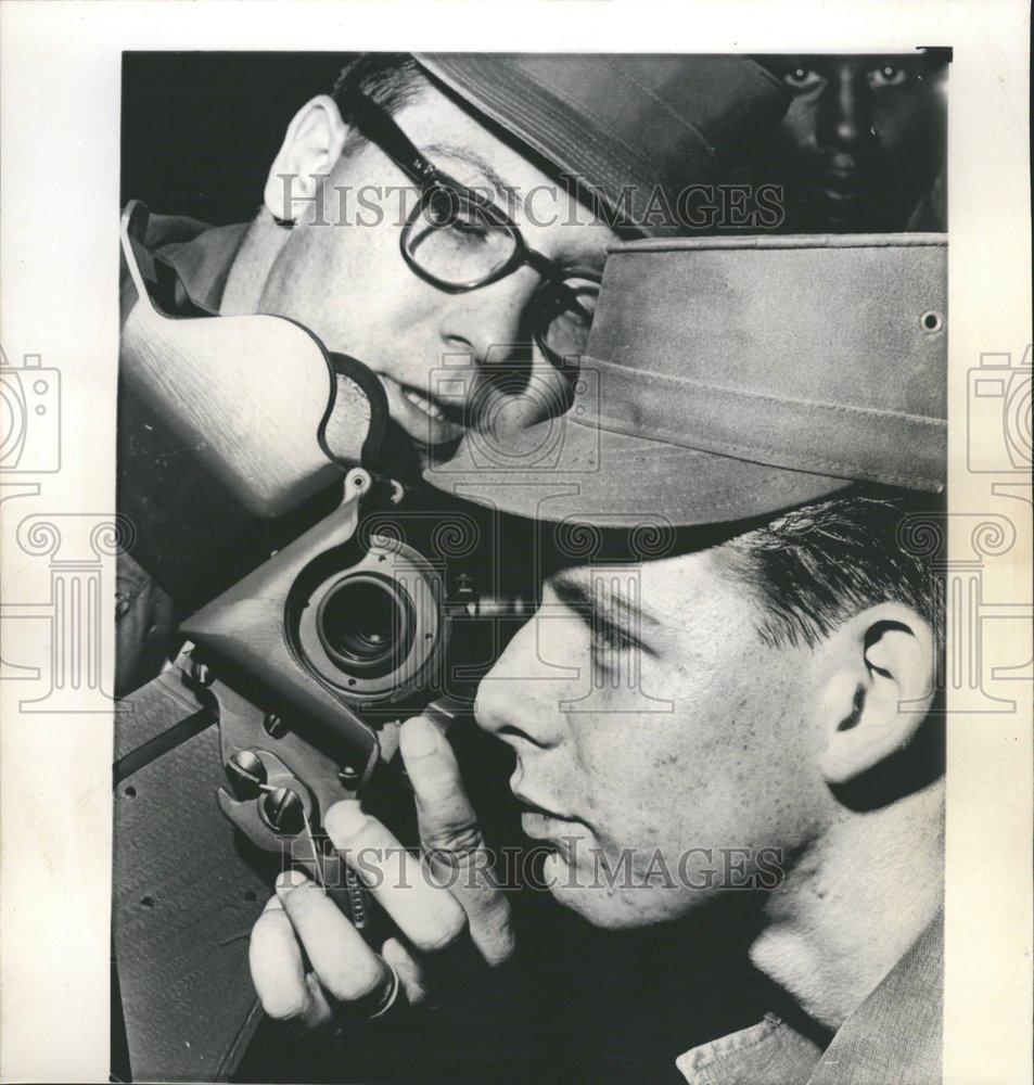 1961 Press Photo William Mackin Ward optical sight - RRV68561 - Historic Images
