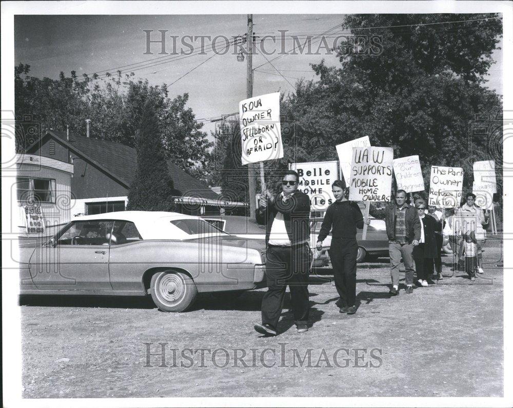 1969 Press Photo Pickets Of Belle Trailer In Michigan - RRV72491 - Historic Images