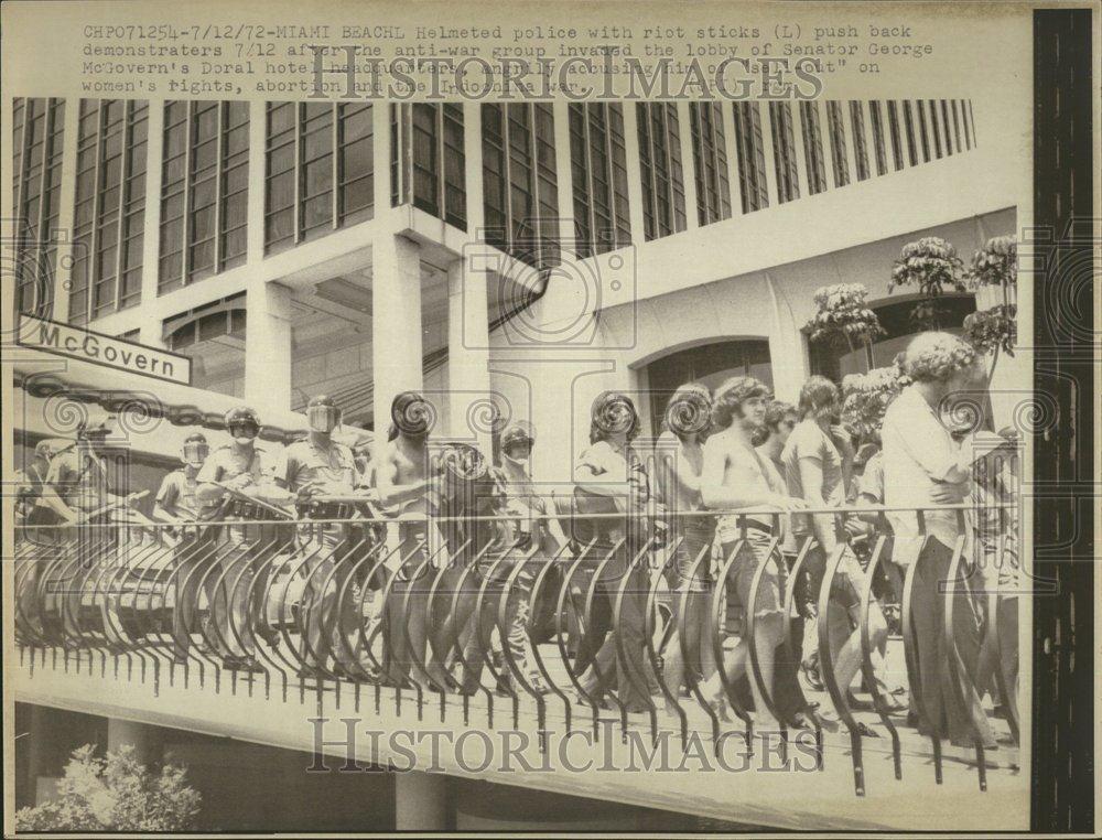 1972 Press Photo police riot sticks demonstrators lobby - RRV57935 - Historic Images