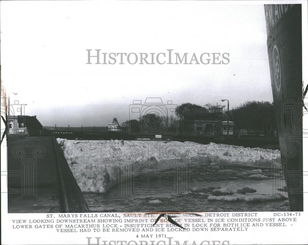 1971 Press Photo Camps Saint Maty Canal Suit Detroit - RRV37665 - Historic Images