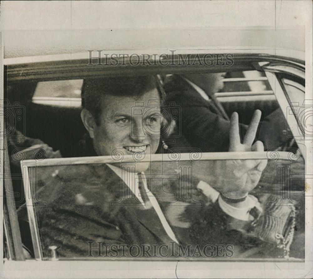 1969 Press Photo Edward Kennedy Boston hotel crowd - RRV16439 - Historic Images