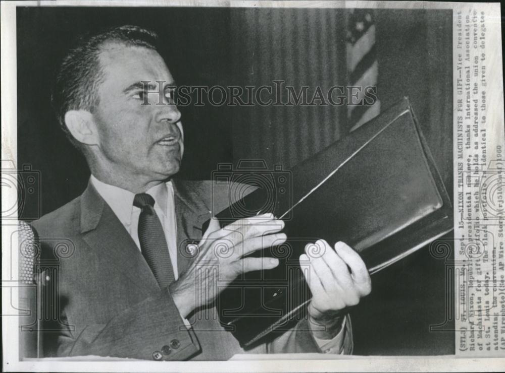 1960 Press Photo Convention Gift Nixon Thanks Portfolio - RRV25989 - Historic Images