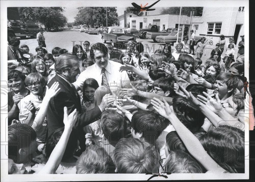 1972 Press Photo Roman Girbbs Mayor Fred Cady Capac - RRV01795 - Historic Images