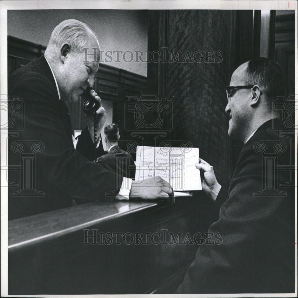 1985 Press Photo William Argall Talks With Customer - RRV28515 - Historic Images